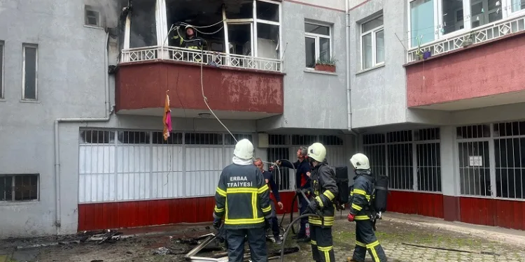 Kibritle oynayan çocuk balkonu ateşe verdi