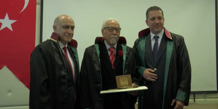 Emektar avukatlara plaket ve beratları verildi