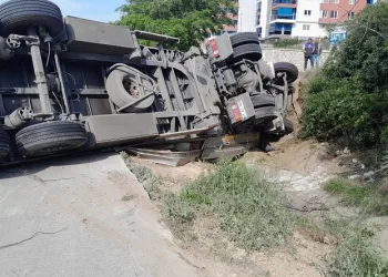 Bursa’nın Gemlik ilçesinde takla atan tır, yolu trafiği kapattı.