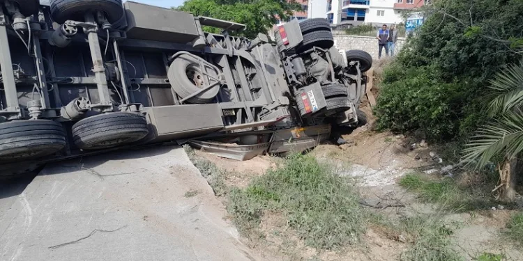 Bursa’nın Gemlik ilçesinde takla atan tır, yolu trafiği kapattı.