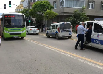 Çocuk parkında bıçaklı kavga: 2 yaralı