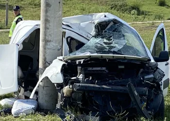 Beton direğe çarpan araç hurdaya döndü