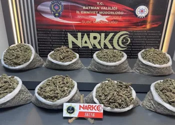 “Dur” ihtarına uymadı, kaçarken otomobilden uyuşturucuları attı
