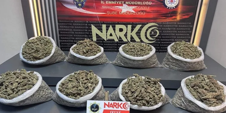 “Dur” ihtarına uymadı, kaçarken otomobilden uyuşturucuları attı