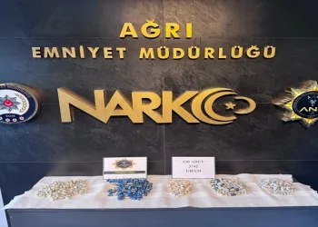 Midelerinden 3 kilo 742 gram uyuşturucu çıktı