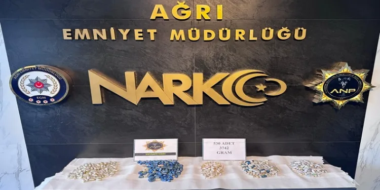 Midelerinden 3 kilo 742 gram uyuşturucu çıktı