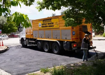 Elazığ’da yollar asfalt yama robotu ile onarılıyor