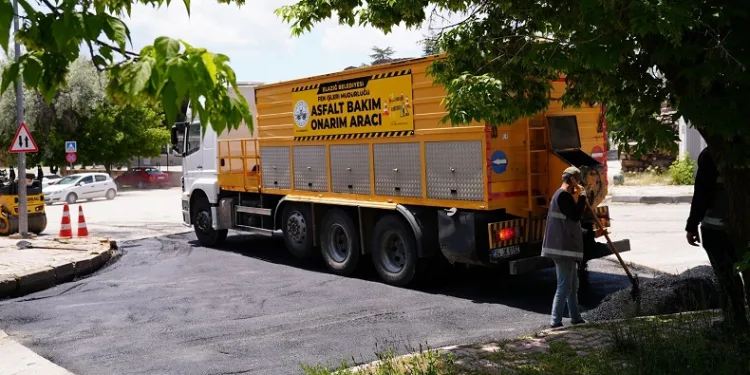 Elazığ’da yollar asfalt yama robotu ile onarılıyor