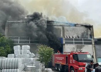 Uşak’ta tekstil fabrikasında çıkan yangın kontrol altına alındı