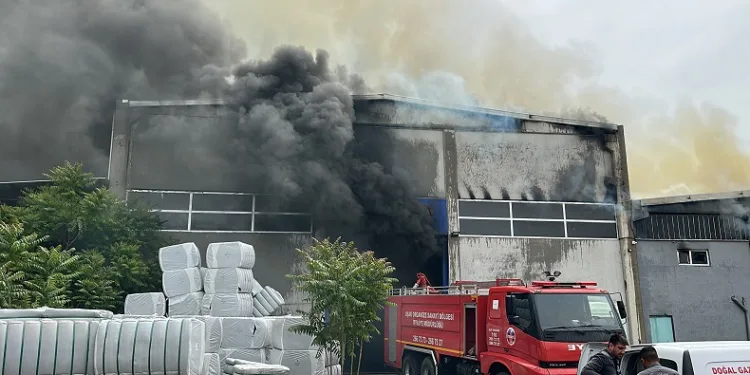 Uşak’ta tekstil fabrikasında çıkan yangın kontrol altına alındı