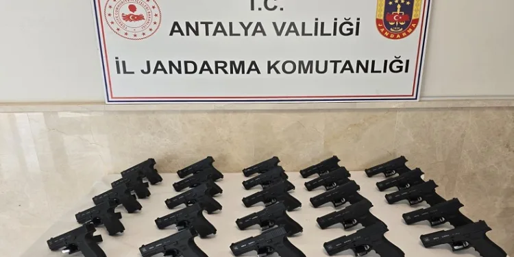 Ruhsatsız tabanca operasyonu: 3 gözaltı