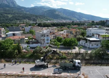 Manisa’daki 17 kilometrelik sulama kanalı temizleniyor