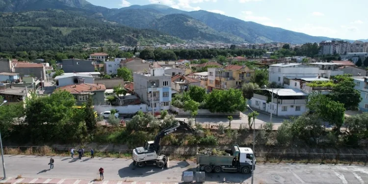 Manisa’daki 17 kilometrelik sulama kanalı temizleniyor