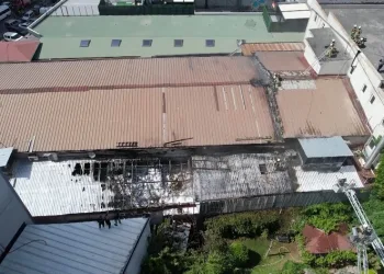 Sultangazi’de ayakkabı imalathanesinin deposunda yangın