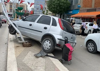 Uzunköprü’de direksiyon hakimiyetini kaybeden sürücü refüje çıktı