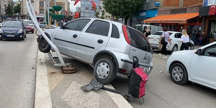 Uzunköprü’de direksiyon hakimiyetini kaybeden sürücü refüje çıktı