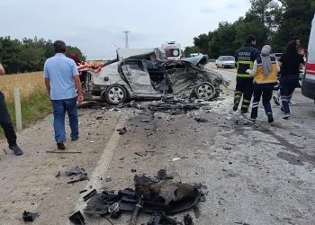 Trafik kazası sonrası ortalık savaş alanına döndü