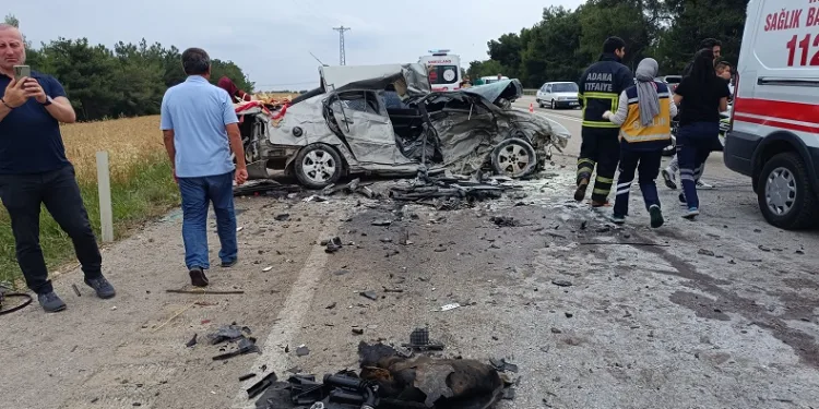 Trafik kazası sonrası ortalık savaş alanına döndü