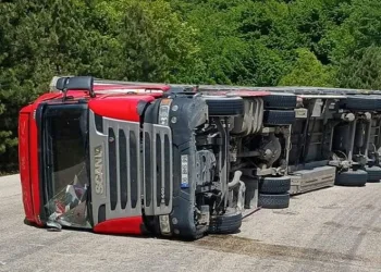 Kontrolden çıkan tır devrildi: 1 yaralı