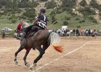 At üzerinde cirit atarak spor bayramı kutladılar