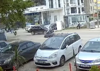 Caddeye kontrolsüz çıkan motosiklet ciple çarpıştı