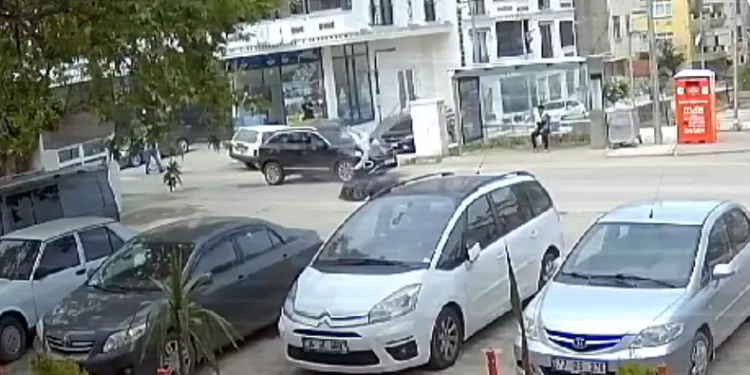 Caddeye kontrolsüz çıkan motosiklet ciple çarpıştı