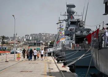 Türk donanmasının gururu olan savaş gemileri ziyarete açıldı