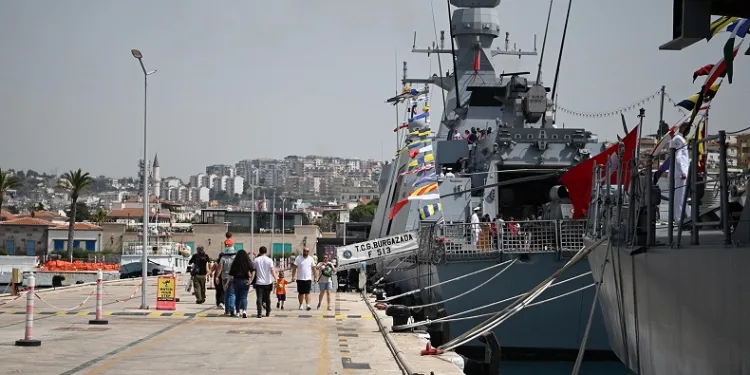 Türk donanmasının gururu olan savaş gemileri ziyarete açıldı