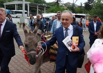 Eşekle köy köy gezip kitap dağıtıyor