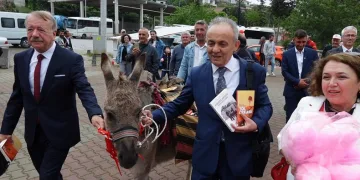 Eşekle köy köy gezip kitap dağıtıyor