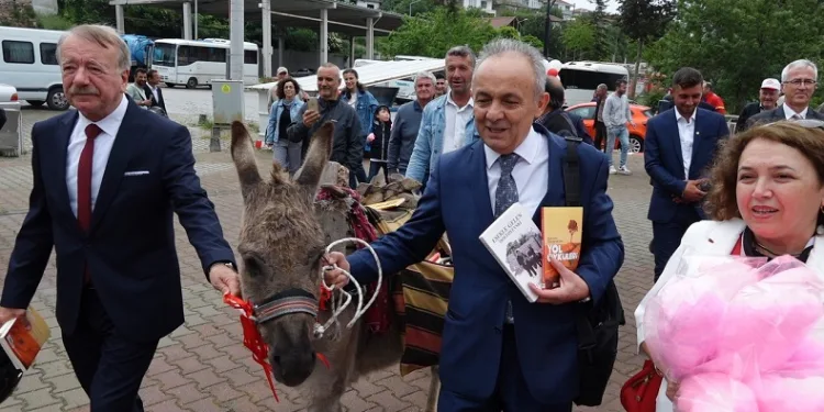 Eşekle köy köy gezip kitap dağıtıyor