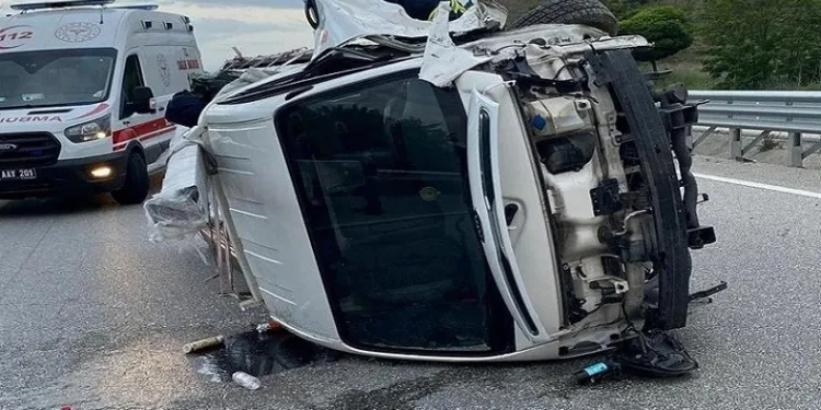 D100’de devrilen kamyonetin sürücüsü yaralandı