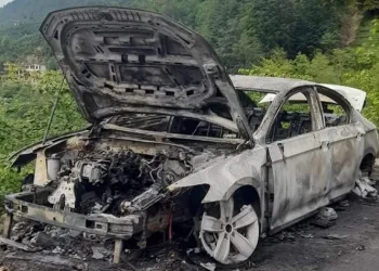Trabzon’da park halindeki otomobil alev alev yandı