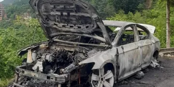 Trabzon’da park halindeki otomobil alev alev yandı