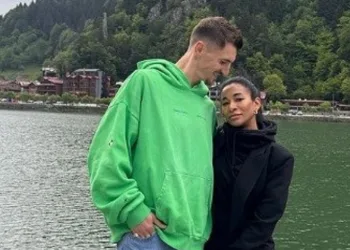 Trabzonspor’un Belçikalı futbolcusu Thomas Meunier, eşi ve çocukları ile Uzungöl’ü gezdi
