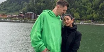 Trabzonspor’un Belçikalı futbolcusu Thomas Meunier, eşi ve çocukları ile Uzungöl’ü gezdi