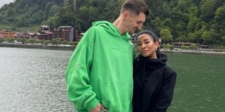 Trabzonspor’un Belçikalı futbolcusu Thomas Meunier, eşi ve çocukları ile Uzungöl’ü gezdi
