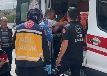 Ticari taksinin çarptığı çocuk, ambulanstan kaçtı
