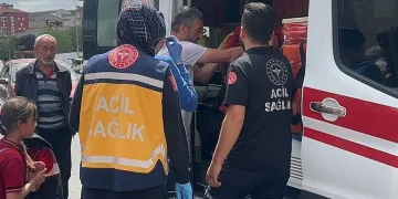 Ticari taksinin çarptığı çocuk, ambulanstan kaçtı
