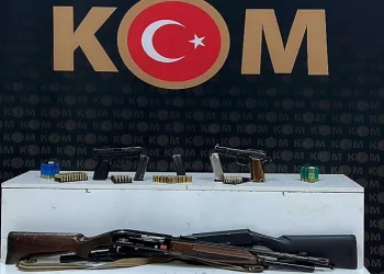 Kars’ta polis çok sayıda silah ele geçirdi