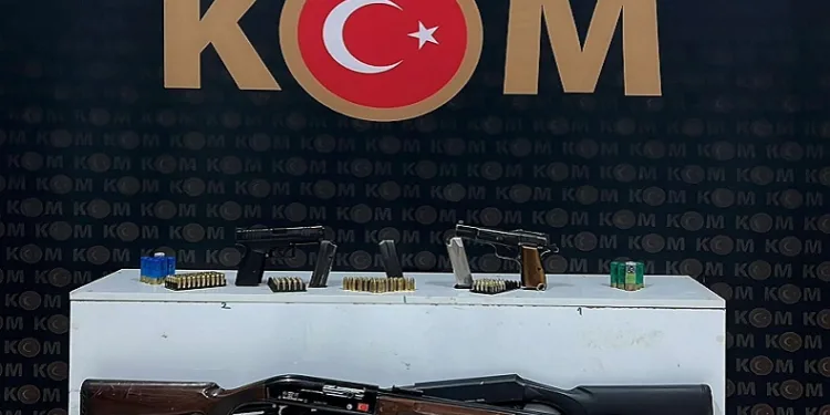 Kars’ta polis çok sayıda silah ele geçirdi
