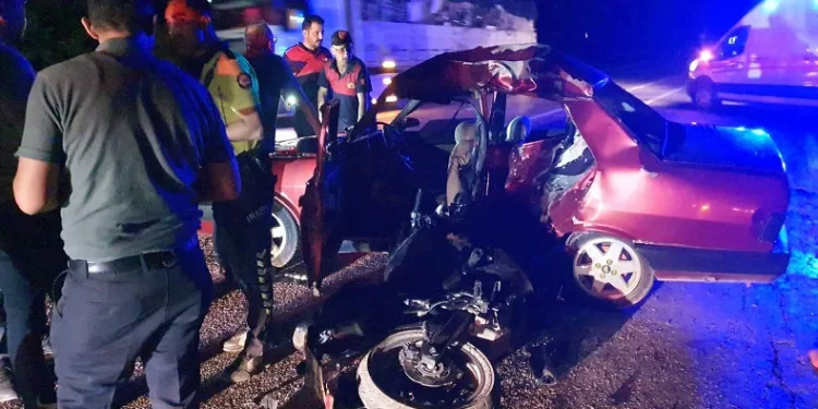 Motosiklet ile otomobil çarpıştı: 2 yaralı