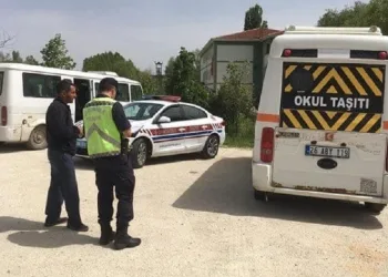 Kusurlu bulunan 2 okul servis şoförüne 2 bin 196 TL trafik cezası kesildi