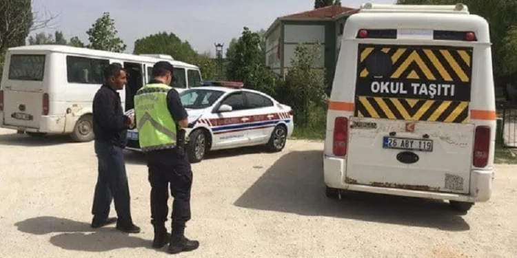 Kusurlu bulunan 2 okul servis şoförüne 2 bin 196 TL trafik cezası kesildi