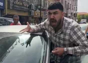Aracını polisin üzerine sürdü, sonra bağırıp araç camına vurdu