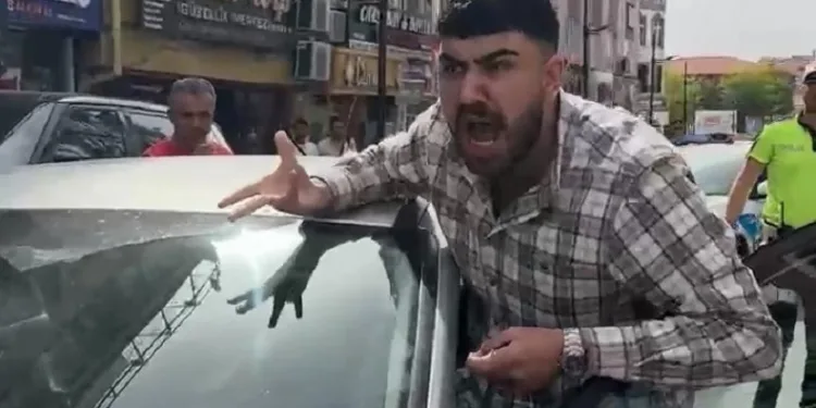 Aracını polisin üzerine sürdü, sonra bağırıp araç camına vurdu