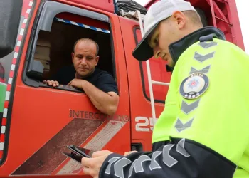 Taşova’da polis yük taşıyan araçları denetledi