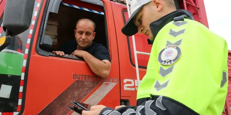 Taşova’da polis yük taşıyan araçları denetledi