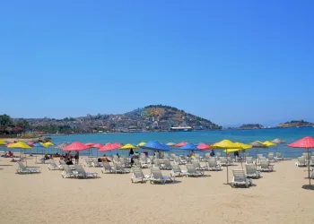 Kuşadası’nın halk plajlarında şemsiye ve şezlonglar artık ücretsiz