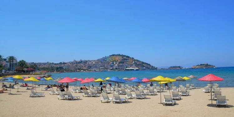 Kuşadası’nın halk plajlarında şemsiye ve şezlonglar artık ücretsiz